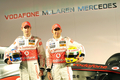 フォーミュラワン（F1、F1世界選手権）に参戦するマクラーレン・メルセデス（%%McLaren-Mercedes%%）は29日、2010シーズンの新型車「MP4-25」を発表した。写真は発表会に出席するジェンソン・バトン（%%Jenson Button%%、左）とルイス・ハミルトン（%%Lewis Hamilton%%）。（2010年1月29日撮影）(c)AFP/ADRIAN DENNIS