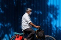 暑い日となったインド・ニューデリーで、自転車に乗る男性（2020年5月26日撮影）。(c)Jewel SAMAD / AFP