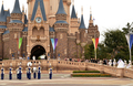 千葉県浦安市の東京ディズニーランド（Tokyo Disneyland）で28日、会社員の安孫子高行（Takayuki Abiko）さんと加越真由美（Mayumi Kagoshi）さんの結婚式が行われた。一般カップルがディズニーランドで挙式するのは開園以来、初めて（2012年9月28日撮影）。(c)AFP/Yoshikazu TSUNO