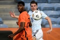 サッカー国際親善試合、オランダ対スコットランド。スコットランドのジェームス・フォレスト（右）とボールを競るオランダのダンゼル・ダムフリーズ（2021年6月2日撮影）。(c)PATRICIA DE MELO MOREIRA / AFP
