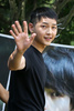 韓国の人気俳優ソン･ジュンギ（Song Joong-ki）が27日、兵役の義務を果たすため、韓国・江原道（Gangwon-do）の第102補充隊に入隊した。ソン･ジュンギは、訓練兵として5週間の基礎軍事訓練を行った後、21か月の間兵士として服務する。写真は報道陣に手を振るソン･ジュンギ（2013年8月27日撮影）。(c)STARNEWS