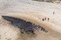 ブラジル・バイア州コンデのポセスビーチで、原油の除去作業を行うボランティアら。ドローンで撮影（2019年10月27日撮影）。(c)AFP / Mateus Morbeck