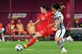 サッカーAFC女子アジアカップ決勝、中国対韓国。決勝点となるシュートを放つ中国の肖裕儀（左、2022年2月6日撮影）。(c)Indranil MUKHERJEE / AFP