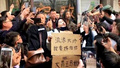 「『流浪大師』のお嫁さんになりたい」と沈巍さんにアピールするファン（撮影日不明）。(c)CNS