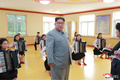 北朝鮮・慈江道にある教育施設「学生少年宮殿」を視察する金正恩（キム・ジョンウン）朝鮮労働党委員長（中央）。国営朝鮮中央通信配信（2019年6月1日配信、撮影日不明）。(c)AFP PHOTO/KCNA VIA KNS