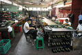 フィリピン・マリキナ（Marikina）市の靴工場(2010年7月13日撮影)。(c)AFP/TED ALJIBE