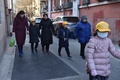中国・北京で、男の襲撃があった西城区の小学校から保護者に付き添われて下校する児童ら（2019年1月8日撮影）。(c)Greg Baker / AFP