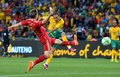 サッカー国際親善試合、南アフリカ対スペイン。南アフリカのデイロン・クラーセン（Daylon Claasen、右）と競り合うスペインのナチョ・モンレアル（Nacho Monreal Eraso、2013年11月19日撮影）。(c)AFP/ALEXANDER JOE