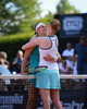 女子テニス、リキモリ・オープン、シングルス1回戦。試合後に抱擁を交わすグリート・ミネン（左）とアリソン・バンアーツバンク。dpa提供（2019年7月29日撮影）。(c)Marvin Guengoer / GES-Sportfoto / dpa Picture-Alliance