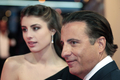 フランス北西部のリゾート地ドービル（Deauville）で4日から13日まで第35回ドービル・アメリカ映画祭（Deauville American Film Festival）が開催され、期間中多くのハリウッドスターが姿を見せた。写真は、映画『City Island』の上映会に出席した女優ドミニク・グラシア・ロリド（Dominik Garcia-Lorido、左）と父親で共演者のアンディ・ガルシア（2009年9月11日撮影）。(c)AFP/MYCHELE DANIAU