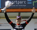 第89回カタルーニャ一周レース、第1ステージ（リョレト・デ・マル、3.6キロメートル個人タイムトライアル）。ステージ優勝を果たし、表彰式でトロフィーを掲げて喜ぶサーベロ・テストチームのトル・フースホフト。（2009年5月18日撮影）(c)AFP/JOSEP LAGO