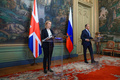 英外相時代にロシアの首都モスクワを訪問し、セルゲイ・ラブロフ外相（右）と共同記者会見を開いたリズ・トラス氏（2022年2月10日撮影）。(c)AFP PHOTO/  HO/ RUSSIAN FOREIGN MINISTRY