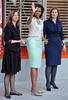 英ロンドン西部のガン治療センター、マギーズ・センター（Maggie&apos;s Centre）を訪れたミシェル・オバマ（Michelle Obama）米大統領夫人（中央）とサラ・ブラウン（Sarah Brown）英首相夫人（右、2009年4月1日撮影）。(c)AFP/WPA/Leon Neal