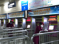 地下鉄漢口駅の切符売り場で清掃・消毒をするスタッフ（2020年3月23日撮影）。(c)CNS/張芹