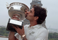 全仏オープンテニス2009（%%French Open 2009%%）男子シングルス決勝。大会第2シードのロジャー・フェデラー（%%Roger Federer%%、スイス）は、大会第23シードのロビン・ソデルリング（%%Robin Soderling%%、スウェーデン）と対戦。フェデラーは6-1、7-6、6-4で全仏初優勝を果たし、ピート・サンプラス（%%Pete Sampras%%、米国）氏の持つグランドスラム最多優勝記録（14勝）に並ぶと同時に、史上6人目の生涯グランドスラム（4大大会全制覇）を達成した。写真はエッフェル塔（Eiffel Tower）を背景に記念撮影に臨むロジャー・フェデラー。（2009年6月8日撮影）(c)AFP/JACQUES DEMARTHON