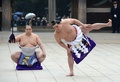太刀持ちの安美錦（Aminishiki、左）とともに奉納土俵入りを披露する横綱日馬富士（Harumafuji、右、2014年1月8日撮影）。(c)AFP/Toru YAMANAKA