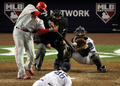 09MLBワールドシリーズ（7回戦制）、ニューヨーク・ヤンキース（%%New York Yankees%%）対フィラデルフィア・フィリーズ（%%Philadelphia Phillies%%）第6戦。試合はヤンキースが7-3で勝利し、9年ぶり27度目のワールドシリーズ制覇を果たした。写真は6回に2点本塁打を放つフィリーズのライアン・ハワード（%%Ryan Howard%%）。（2009年11月4日撮影）(c)AFP/Getty Images/Jim McIsaac