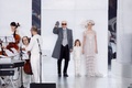 フランス・パリ市内で発表された「シャネル（CHANEL）」14年春夏オートクチュールコレクションのフィナーレに登場した（左から）デザイナーのカール・ラガーフェルド（Karl Lagerfeld）、カールの名づけ子のハドソン・クローニング（Hudson Kroenig）、モデルのカーラ・デルヴィーニュ（Cara Delevingne、2014年1月21日撮影）。(c)AFP/PATRICK KOVARIK