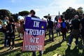 イタリア政府の公衆衛生政策に反対する「ノーマスク」運動、新型コロナウイルス否定論者、反5G運動、反ワクチン運動の合同デモ。ローマで（2020年10月10日撮影）。(c)Andreas SOLARO / AFP