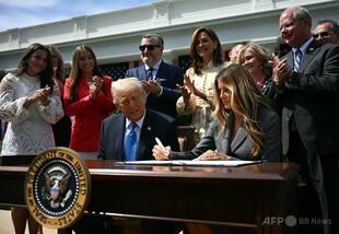 トランプ氏、「リベンジポルノ」禁止法案に署名 メラニア氏と共に