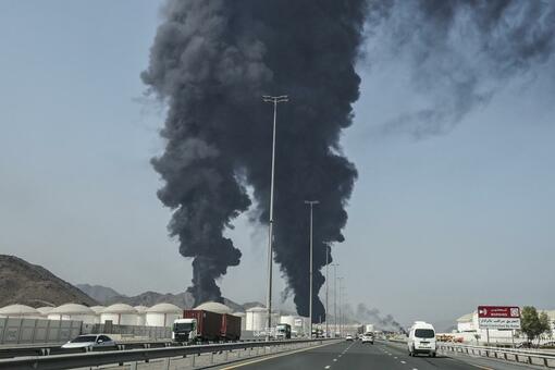 UAEのエネルギー施設から黒煙、撃墜した無人機の破片で火災 写真2枚