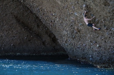 落下しても海だから大丈夫？ フリークライミングに挑戦 仏
