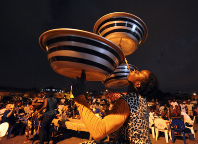 子どもたちが浜辺で曲芸、コートジボワール