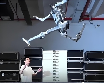 宇樹科技の新種人型ロボット「スーパーマン」人間の立ち高跳びと走行速度の限界を突破