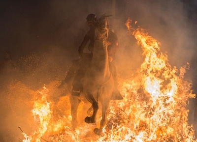 人馬一体で勇壮に炎を跳び越える祭り「ルミナリアス」 スペイン　