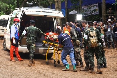 タイの洞窟に閉じこめられた少年らの捜索7日目 救出に備え訓練も