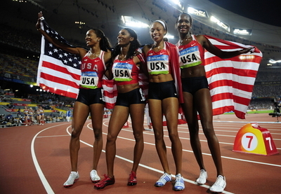 米国 女子4x400メートルリレーで金メダル