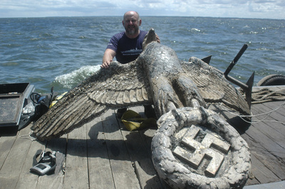 引き揚げられたナチス戦艦のワシの像、ウルグアイ裁判所が売却命令