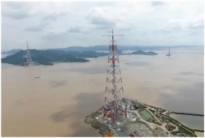 世界最高度の送電塔、川をまたぐ架線が完成 中国
