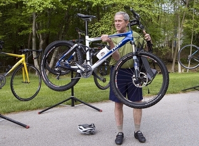 ブッシュ大統領、G8で「自転車で転倒しない」と宣言