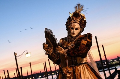 【今日の1枚】薄暮を合図にカーニバル本番 伊ベネチア