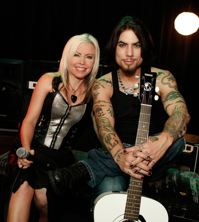 テリー・ナンとデイヴ・ナヴァロ、オリビア・ニュートン・ジョンをトリビュート