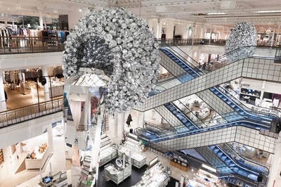 仏パリ高級百貨店に鍋の集合体