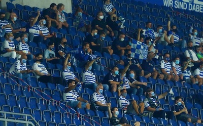 サッカー独3部、人種差別で試合中止に