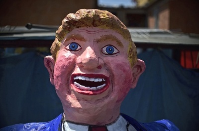 トランプ氏の巨大人形を火あぶりに、メキシコの復活祭