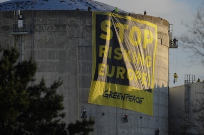 仏原発施設に侵入し横断幕掲げる、グリーンピース
