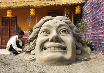 インド国際見本市を見守るニューデリーの砂の彫刻