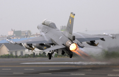 台湾、F16戦闘機の購入契約締結 中国の反発必至