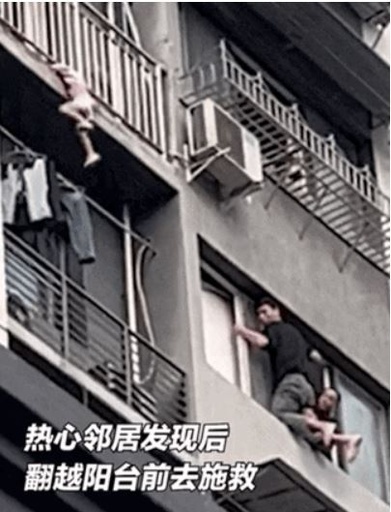 中国重慶で女児がベランダの欄干に頭を挟まれて体が宙に 隣人が勇敢に救助