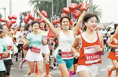 2020重慶女子ハーフマラソン、情熱的に走る