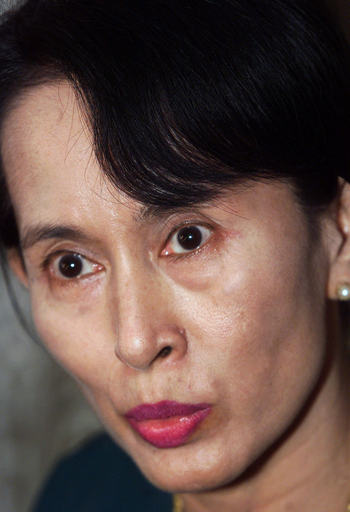 スー・チーさん弁護士と面会、04年以来初