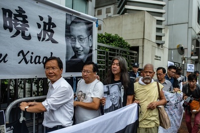 劉暁波氏の一周忌、香港で民主化デモ
