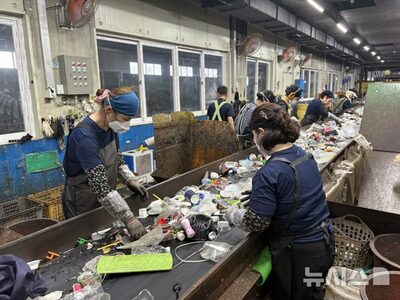 韓国の資源リサイクル施設、作業場43℃の過酷環境…悪臭と粉じんも重なる