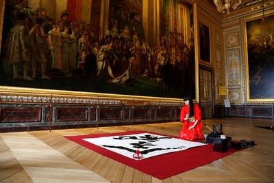  ベルサイユ宮殿で「令和」の書 即位の礼を祝福