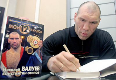 ＜ボクシング＞ヘビー級王者ワルエフ 著書の出版を記念しサイン会を開催  - ロシア