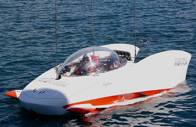 2人乗り小型電動潜水艦が航行試験、日本メーカーが製造